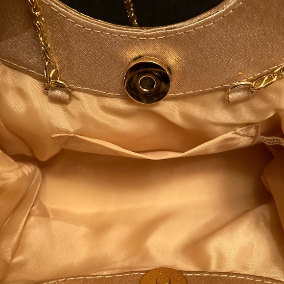 Clutch purse with shoulder strap option. - Picture 4 of 7